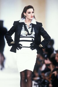 Valentino 1989 Women RTW 11.jpg