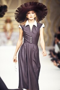 Valentino 1993 Women RTW 92.jpg