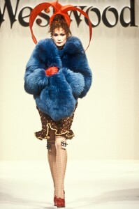 Vivienne Westwood 1994 Women RTW 5.jpg