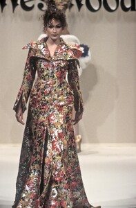 Vivienne Westwood 1994 Women RTW 77.jpg