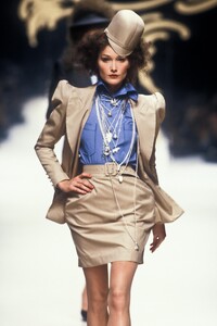 Vivienne Westwood 1995 Women RTW 4.jpg