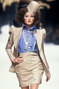 Vivienne Westwood 1995 Women RTW 5.jpg