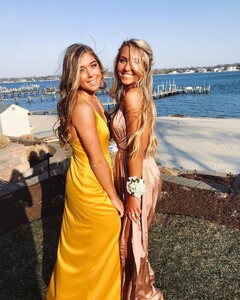 alix_earle posts 2018-04-16 06.08 BhnIwUYlW0l_2_4 36698347_768796036845014_5208265432632393728_n.jpg