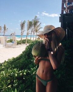 alix_earle posts 2018-05-16 06.48 Bi0dJAgFBj__1_1 36712760_202779127025077_2198289606418366464_n.jpg