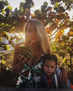 alix_earle posts 2018-11-10 23.34 BqAlu8rnmTo_1_1 44704572_569317856859196_7266248561582112932_n.jpg