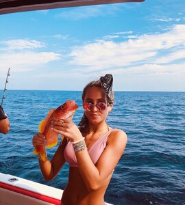 alix_earle posts 2019-03-04 06.55 BukV-TdHah3_1_2 52367752_654668768285135_7804195547339810081_n.jpg