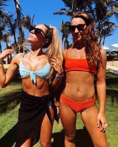 alix_earle posts 2019-04-24 04.57 BwndGk8F2-r_1_2 56669855_2157816607599591_858734483942146951_n.jpg