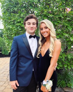 alix_earle posts 2019-05-08 05.23 BxLjMUTle_l_2_6 58423617_137534534029671_7793893669279567878_n.jpg