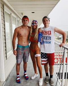 alix_earle posts 2019-05-31 05.11 ByGwH3Jlmjw_1_4 61118898_424308808153391_1529755727214552417_n.jpg