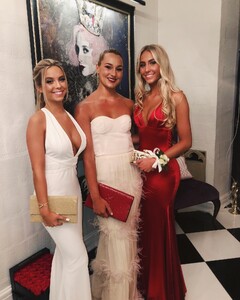 alix_earle posts 2019-06-02 04.24 ByL0O7CF5f8_3_9 61361456_2254991077881062_5395885585958115767_n.jpg