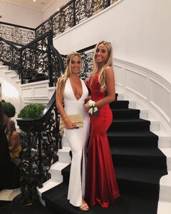 alix_earle posts 2019-06-02 04.24 ByL0O7CF5f8_4_9 60795615_120024409217621_3606914483902582607_n.jpg