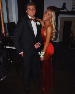 alix_earle posts 2019-06-02 04.24 ByL0O7CF5f8_8_9 61140169_422371678586224_451266197456477039_n.jpg