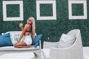 alix_earle posts 2020-01-07 05.55 B6_41YmlZKU_2_3 81355238_865921363844907_4563184888963744575_n.jpg