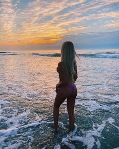 alix_earle posts 2020-08-04 05.33 CDclPecpW9p_2_2 116731289_319002585952245_6651026678251612816_n.jpg