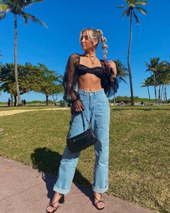 alix_earle posts 2021-01-25 03.42 CKca2ZCldjo_2_2 141425089_116245220377598_1350886358112365940_n.jpg