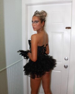 alix_earle posts 2021-11-05 02.07 CV3hrZUJFSB_4_5 252105710_178402007821154_3053106929575305489_n.jpg