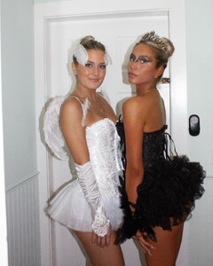 alix_earle posts 2021-11-05 02.07 CV3hrZUJFSB_5_5 252394235_3058713527677624_2606861652648757727_n.jpg