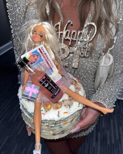 alix_earle posts 2021-12-20 06.13 CXr1lK7l9oi_10_10 269591747_314339163890259_622675363658851286_n.jpg