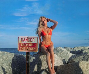 alix_earle posts 2021-12-24 00.14 CX1ftHtFfps_1_2 269775389_146745094368931_2468074588531308151_n.jpg