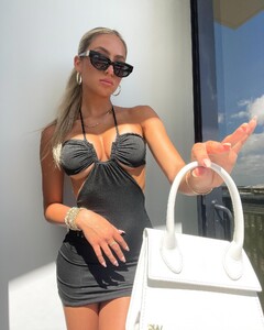 alix_earle posts 2022-03-05 02.42 CaslHlBpEPI_2_3 275177640_1111769169588160_1139333036037039987_n.jpg