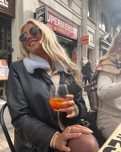 alix_earle posts 2022-03-18 02.10 CbN_vIXg0a-_3_8 275731708_457861526092384_2073050821119204663_n.jpg