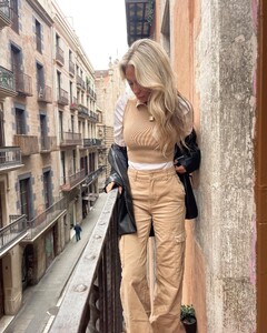 alix_earle posts 2022-03-18 02.10 CbN_vIXg0a-_7_8 275101610_340717844663486_7884296657331525714_n.jpg