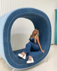 alix_earle posts 2022-06-10 01.16 CemMUWdv0Wq_8_9 286450470_3297839690445884_7017346727612292348_n.jpg