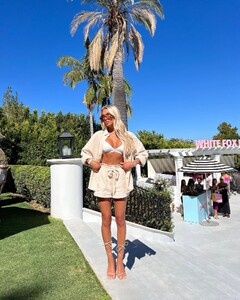 alix_earle posts 2022-07-12 02.30 Cf4uOmMJpiH_4_4 293100651_447227850301853_7489702912450078280_n.jpg