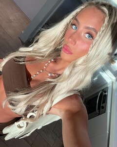 alix_earle posts 2022-07-13 04.47 Cf7is9vpnGp_1_1 293062927_1083282075903108_3148600453762857359_n.jpg