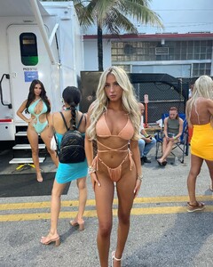 alix_earle posts 2022-07-18 00.32 CgH9ifjJVK2_3_5 293787512_1018521415697643_560159801313331822_n.jpg