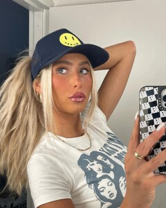 alix_earle posts 2022-08-16 06.17 ChTQGhts5J9_4_5 299553294_3921412088082898_4685726977033343086_n.jpg