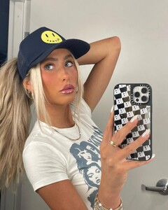 alix_earle posts 2022-08-16 06.17 ChTQGhts5J9_5_5 299433723_1077576899541093_6869582978910284551_n.jpg