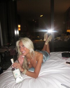 alix_earle posts 2022-10-17 01.55 Cjyba8wP8xm_7_9 311622279_1228190681071201_267083226852565296_n.jpg