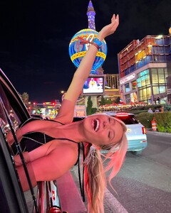 alix_earle posts 2022-10-20 03.13 Cj6Spr6pS8t_2_5 312223124_1573846546407596_5821563245644182237_n.jpg