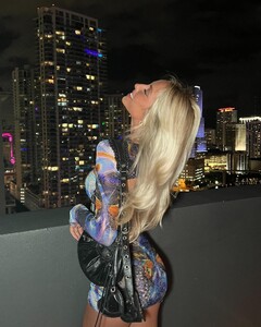 alix_earle posts 2022-10-25 03.55 CkHPe1opbu6_4_4 312694921_691047362363900_4613335884022854603_n.jpg