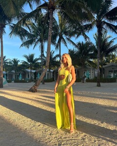 alix_earle posts 2022-11-04 02.48 Ckg3x8bpPq2_1_10 313967919_184644704086379_2266825799639728420_n.jpg