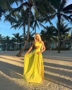 alix_earle posts 2022-11-04 02.48 Ckg3x8bpPq2_2_10 313988247_3000116983627801_7581813342575660022_n.jpg