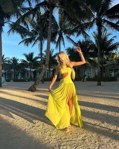 alix_earle posts 2022-11-04 02.48 Ckg3x8bpPq2_3_10 313954195_2345359208956181_6437845637260324716_n.jpg