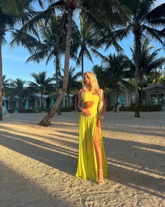 alix_earle posts 2022-11-04 02.48 Ckg3x8bpPq2_6_10 313783104_188671727023115_6425698000873974578_n.jpg