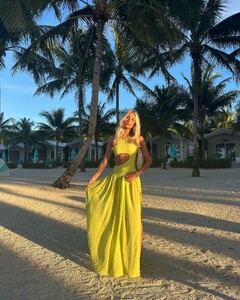 alix_earle posts 2022-11-04 02.48 Ckg3x8bpPq2_7_10 313930339_1143886423218144_1459385954500340444_n.jpg