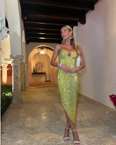 alix_earle posts 2022-12-03 01.03 ClrWvkWpVVr_8_8 317973855_3371294666480624_6240330309709100533_n.jpg