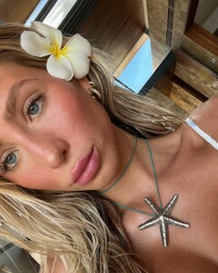 alix_earle posts 2022-12-10 04.20 Cl9u5tMJCH-_6_6 318756353_1538434040006932_6726093470677011519_n.jpg