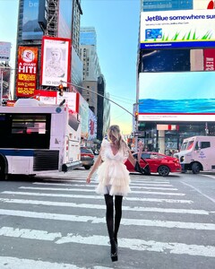 alix_earle posts 2022-12-15 06.23 CmK07FIJF3C_10_10 319640117_471863075054203_3937050161551193652_n.jpg