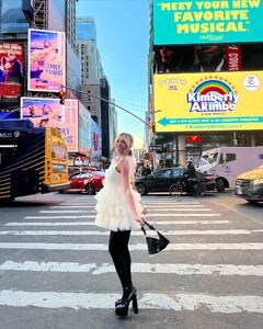 alix_earle posts 2022-12-15 06.23 CmK07FIJF3C_5_10 319905708_123171727278697_2702328443399042986_n.jpg