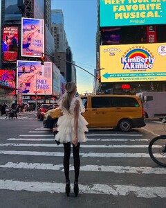 alix_earle posts 2022-12-15 06.23 CmK07FIJF3C_8_10 319537515_208164788338619_56233517823469220_n.jpg