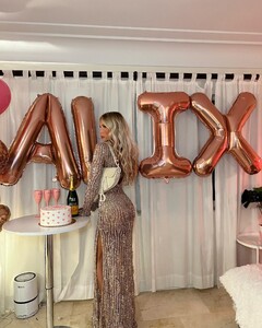 alix_earle posts 2022-12-18 03.20 CmSOY9WpLge_4_10 320495412_1796682064037325_6776521597112526522_n.jpg