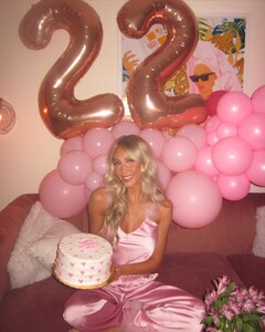 alix_earle posts 2022-12-19 00.20 CmUeomPJJ6E_2_5 320274548_157396007027095_6919939577836799088_n.jpg