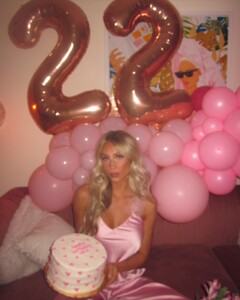 alix_earle posts 2022-12-19 00.20 CmUeomPJJ6E_4_5 320230398_457520786576616_2996668717785602741_n.jpg