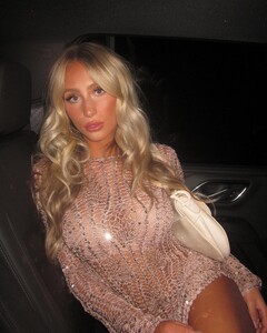 alix_earle posts 2022-12-22 05.03 CmctT0dJz0Y_3_4 320875600_922095168776280_8726804379659187004_n.jpg