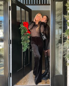 alix_earle posts 2022-12-28 00.47 Cmrsz9IJAVA_5_8 322376409_230090562778903_4376455791797442450_n.jpg